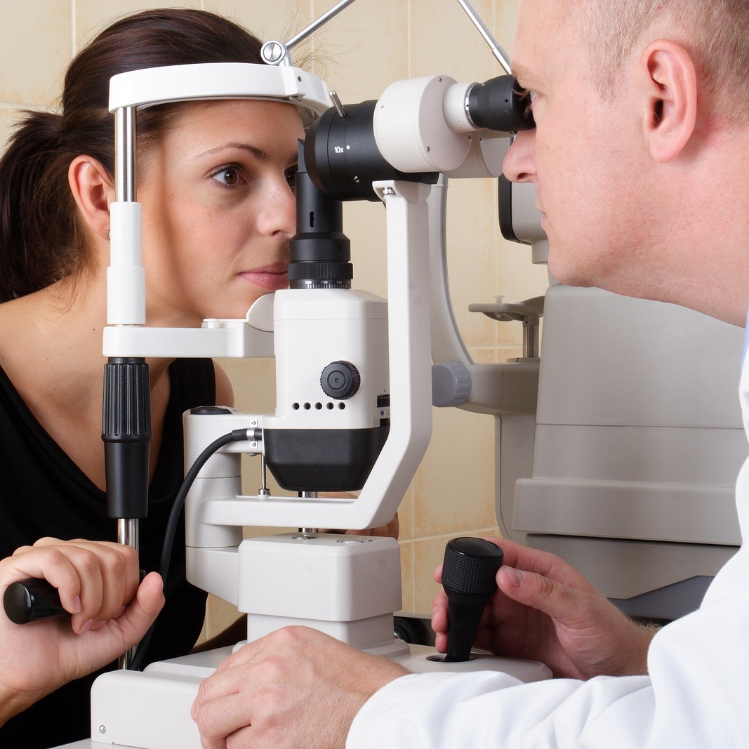 Männlicher Augenarzt, der eine Augenuntersuchung durchführt